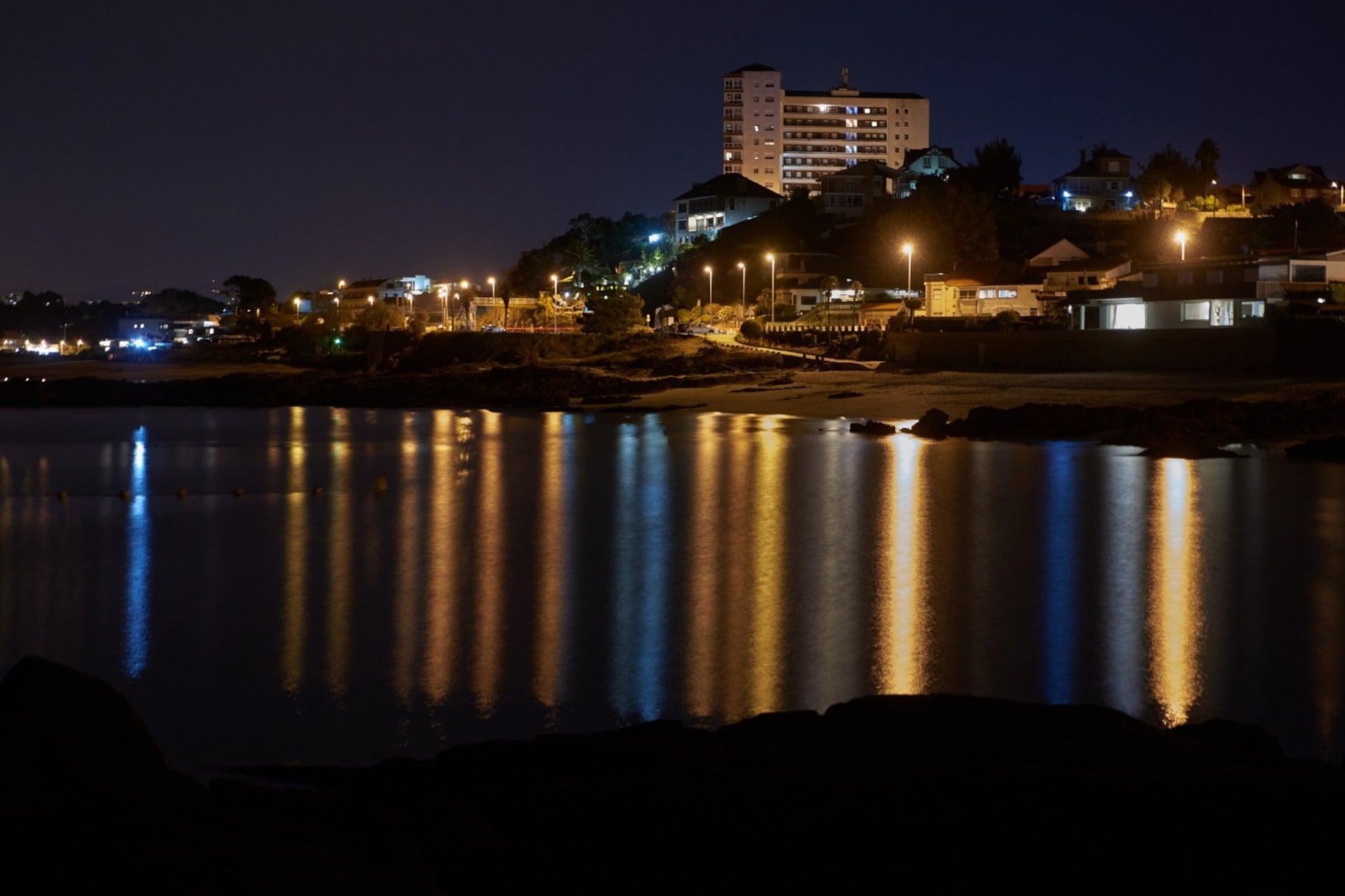 Puerto iluminado de Vigo, punto clave para artículos publicitarios industriales en sectores como automoción, pesca y transporte.